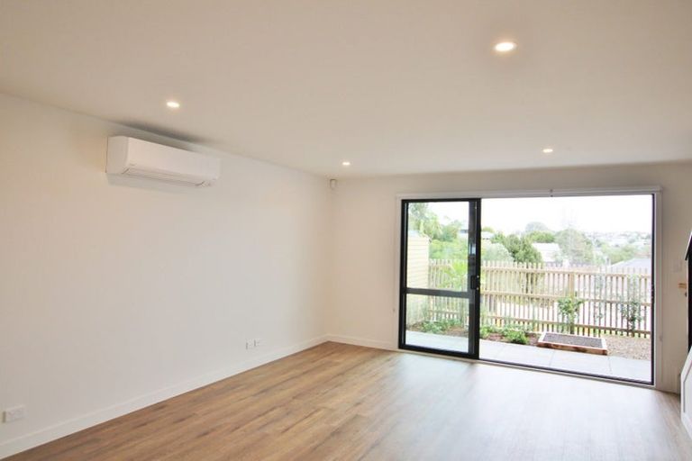 Photo of property in 3/35 Garadice Road, Rothesay Bay, Auckland, 0630