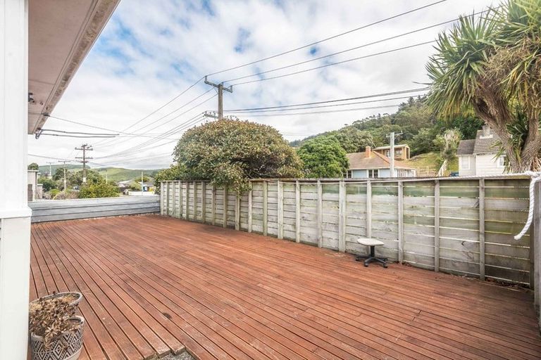 Photo of property in 24 Franklyn Road, Tawa, Wellington, 5028