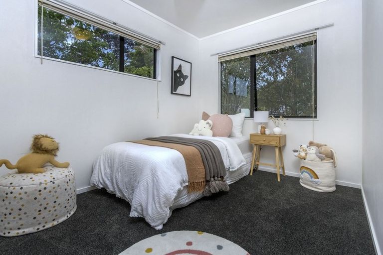 Photo of property in 2/23 Heathglen Place, Bayview, Auckland, 0629