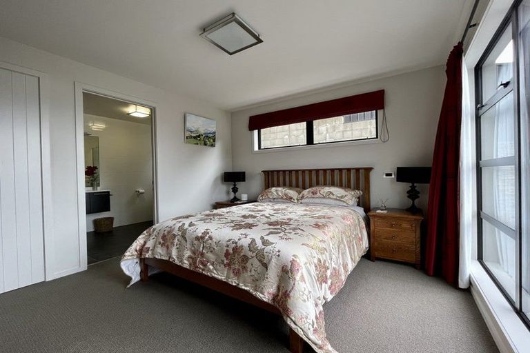 Photo of property in 70 Wynyard Crescent, Fernhill, Queenstown, 9300