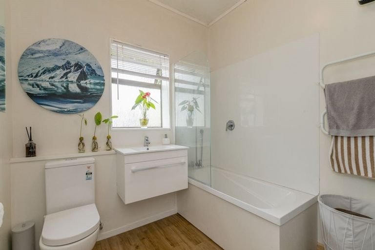 Photo of property in 35b Tiromoana Road, Raumati South, Paraparaumu, 5032