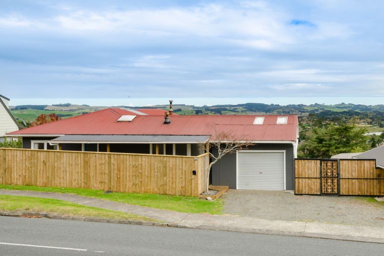 Photo of property in 69 Garfield Road, Helensville, 0800