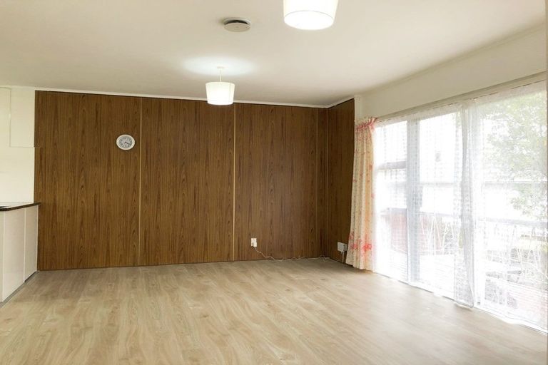 Photo of property in 2/15 Trojan Crescent, New Lynn, Auckland, 0600