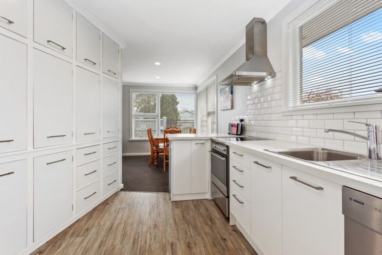 Photo of property in 6 Weston Place, Rangiora, 7400