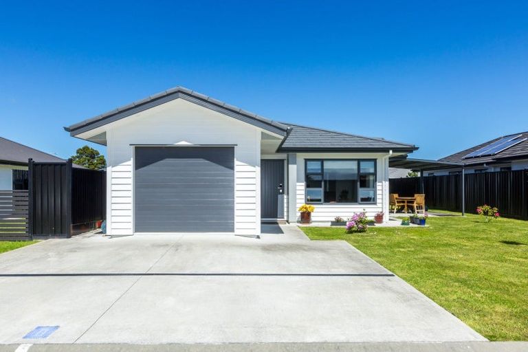 Photo of property in 16 Whitten Way, Wallaceville, Upper Hutt, 5018