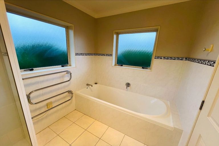 Photo of property in 10 Michael Bosher Way, Flat Bush, Auckland, 2019