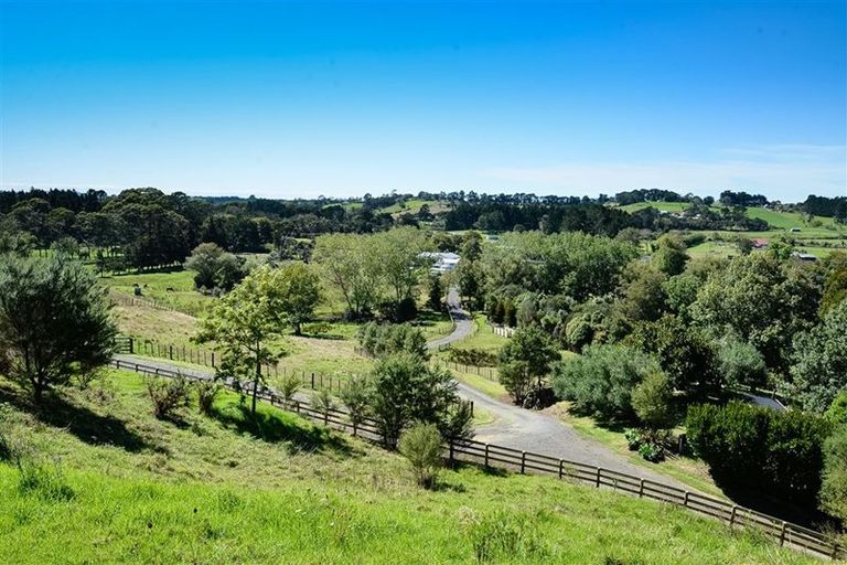 Photo of property in 344 Waitakere Road, Taupaki, Henderson, 0782