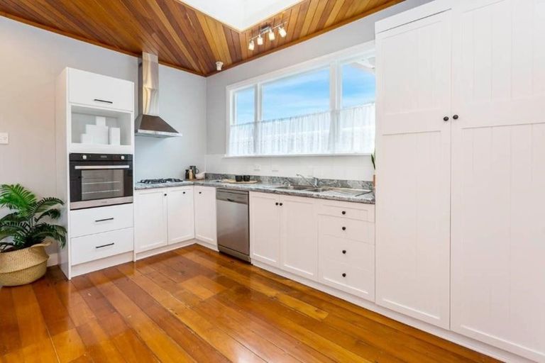 Photo of property in 16 Norton Park Avenue, Fairfield, Lower Hutt, 5011