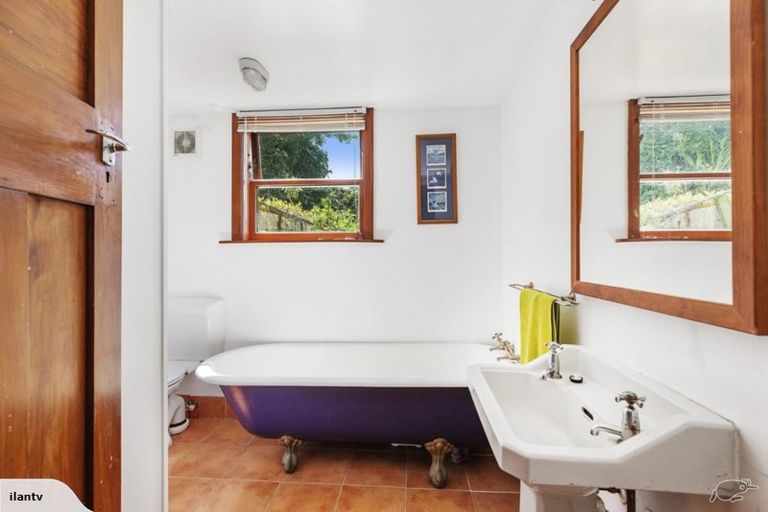 Photo of property in 49 Hungerford Road, Lyall Bay, Wellington, 6022