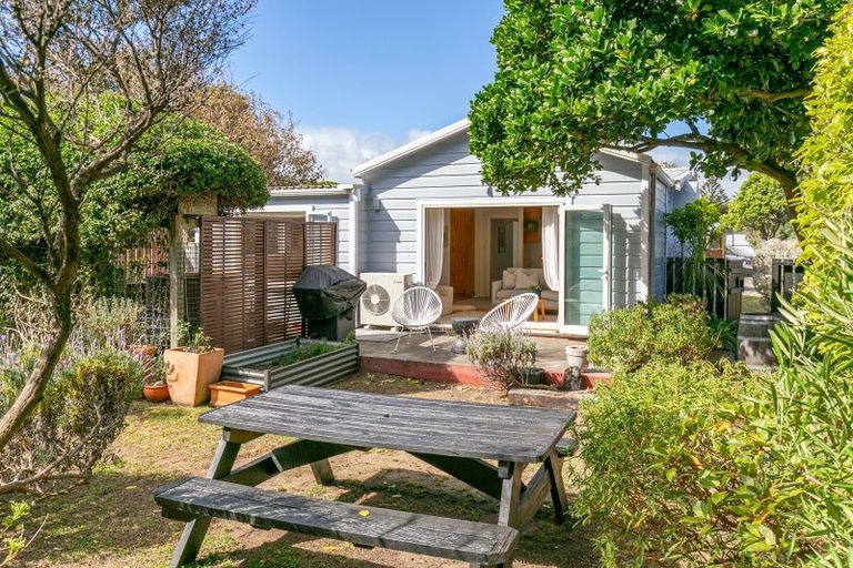 Photo of property in 174 Queens Drive, Lyall Bay, Wellington, 6022