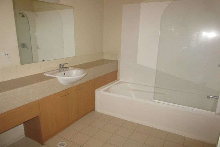 Photo of property in Metro Apartments, 13/220 Thorndon Quay, Pipitea, Wellington, 6011