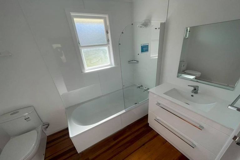 Photo of property in 73 Victory Crescent, Tawa, Wellington, 5028