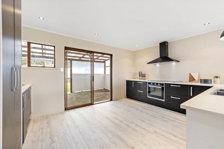 Photo of property in 10 Halcombe Place, Green Bay, Auckland, 0604