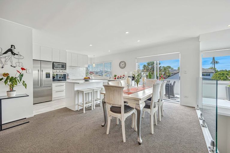 Photo of property in 2 Harbour Lights Close, West Harbour, Auckland, 0618