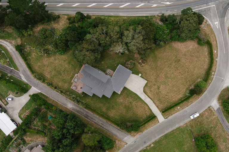 Photo of property in 8 Titirangi Drive, Fitzherbert, Palmerston North, 4471