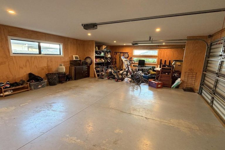 Photo of property in 34 Atlantic Drive, Fitzherbert, Palmerston North, 4410