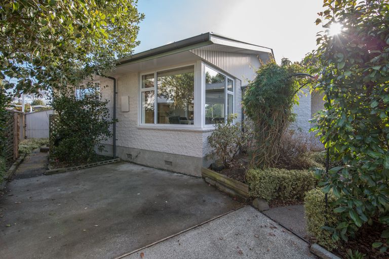 Photo of property in 6 Shirldale Place, Avonhead, Christchurch, 8042