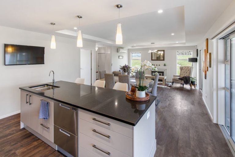 Photo of property in 206 Pacific Drive, Fitzherbert, Palmerston North, 4410