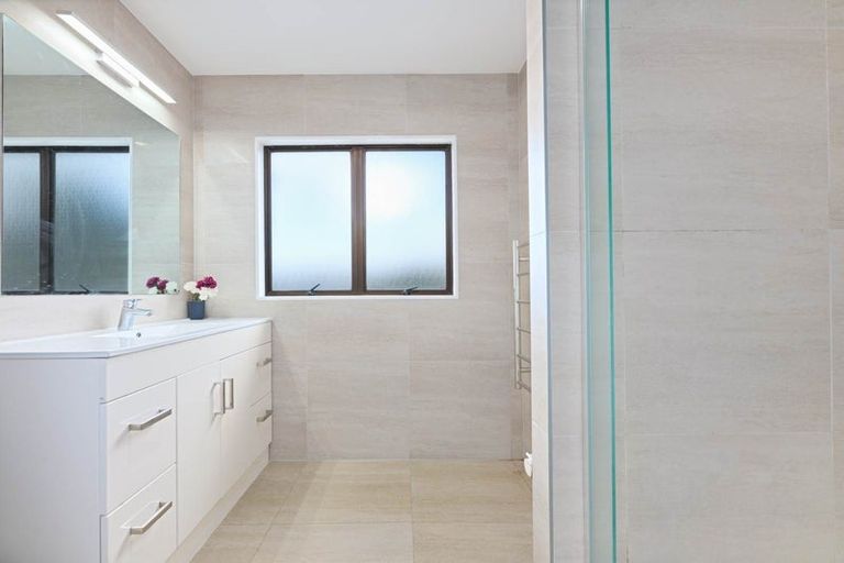 Photo of property in 1 Tableau Place, Totara Vale, Auckland, 0629