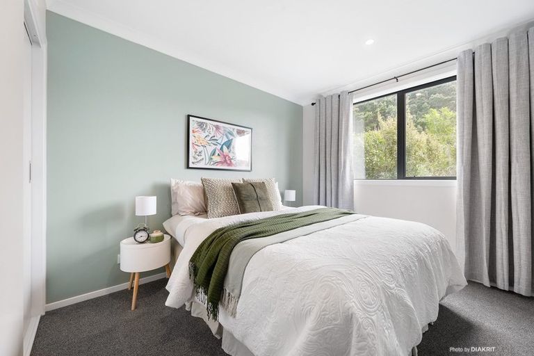 Photo of property in 18 Spitfire Place, Newlands, Wellington, 6037