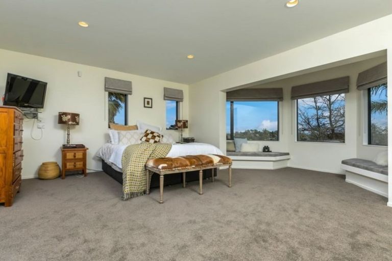 Photo of property in 28 Oakford Park Crescent, Greenhithe, Auckland, 0632