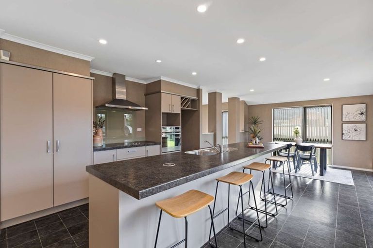 Photo of property in 19 Breaker Grove, Waiuku, 2123