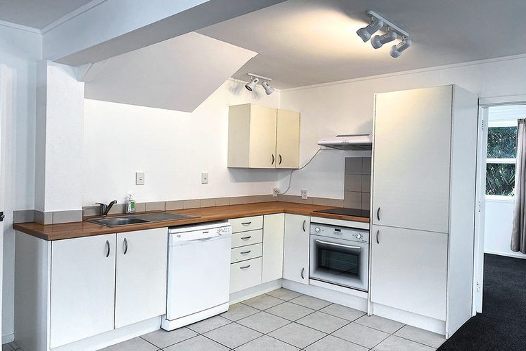 Photo of property in 2/82 Forrest Hill Road, Forrest Hill, Auckland, 0620