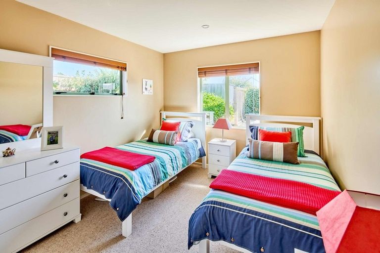 Photo of property in 13 Seaview Road, Paremata, Porirua, 5024
