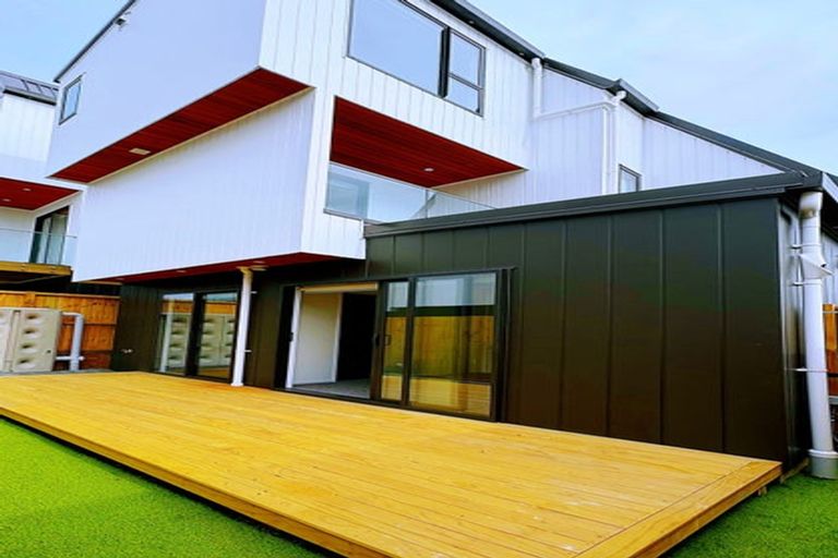 Photo of property in 12e Elcoat Avenue, Te Atatu South, Auckland, 0610