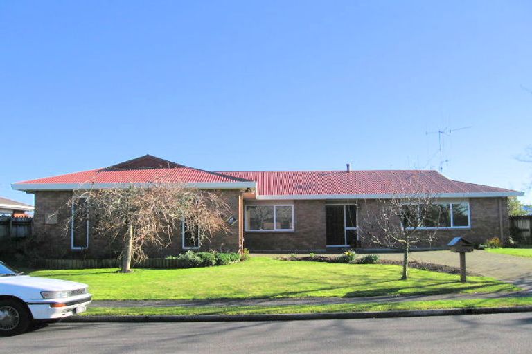 Photo of property in 32 Dover Road, St Andrews, Hamilton, 3200