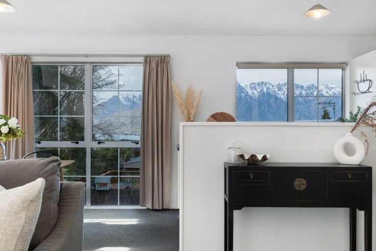 Photo of property in 9 Avalon Crescent, Fernhill, Queenstown, 9300