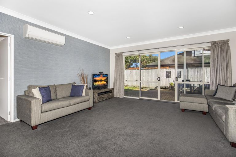 Photo of property in 28 Belfry Place, Wattle Downs, Auckland, 2103