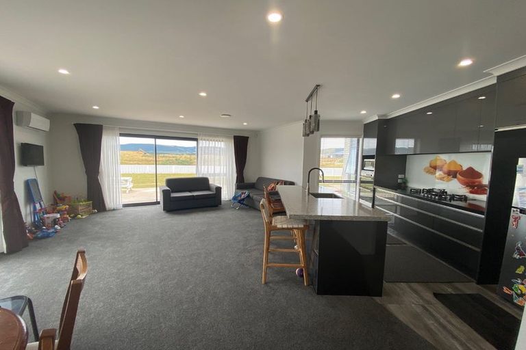 Photo of property in 48 Sardinia Grove, Fitzherbert, Palmerston North, 4410