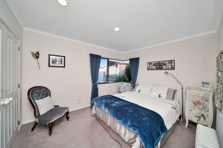 Photo of property in 12 Taylor Place, Merrilands, New Plymouth, 4312