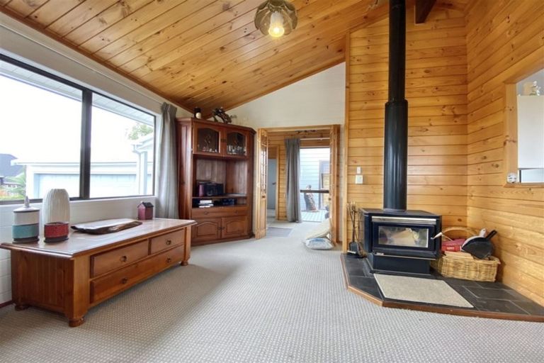 Photo of property in 91 Wiseley Road, West Harbour, Auckland, 0618