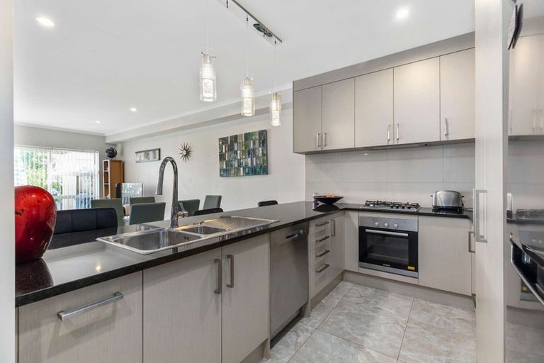 Photo of property in 33 Popokatea Drive, Takanini, 2112