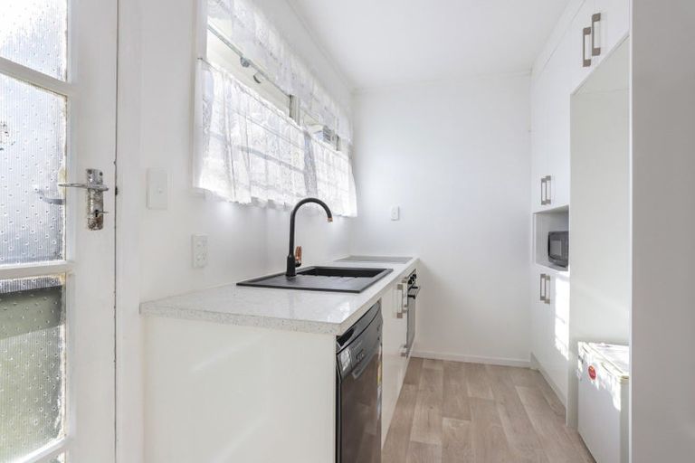 Photo of property in 1/8 Westward Ho, Glen Eden, Auckland, 0602