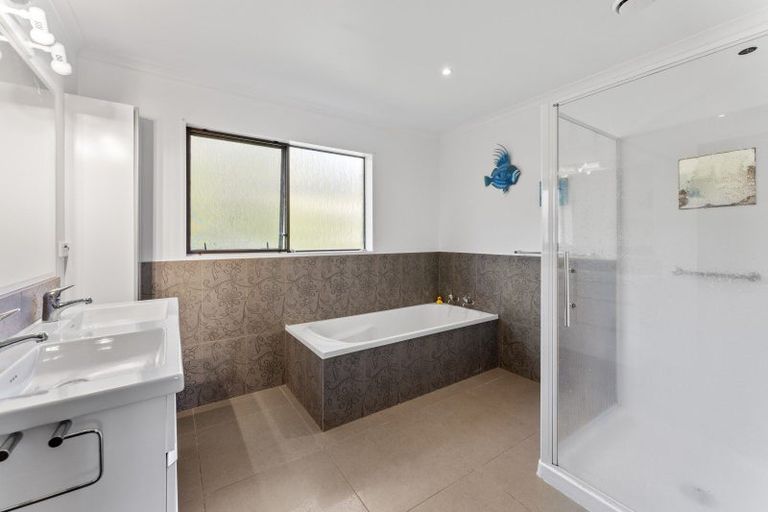 Photo of property in 11 Te Maku Grove, Waikanae, 5036