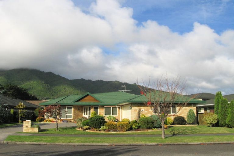 Photo of property in 25 Awanui Drive, Waikanae, 5036