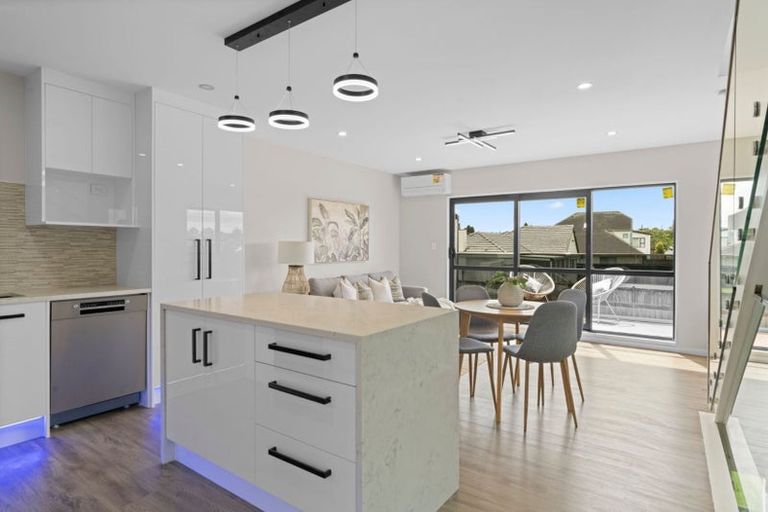 Photo of property in 1/18 Hutchinsons Road, Bucklands Beach, Auckland, 2014