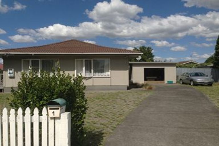 Photo of property in 1 Hill Crescent, Papakura, 2110