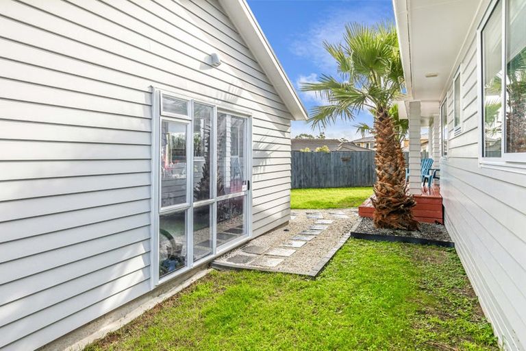 Photo of property in 16 Aitkenhead Court, Parakai, 0830