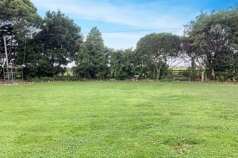 Photo of property in 437 Tararua Road, Levin, 5571