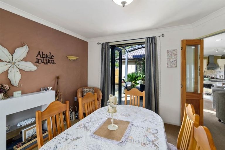 Photo of property in 2 Caulfield Place, Pukehangi, Rotorua, 3015