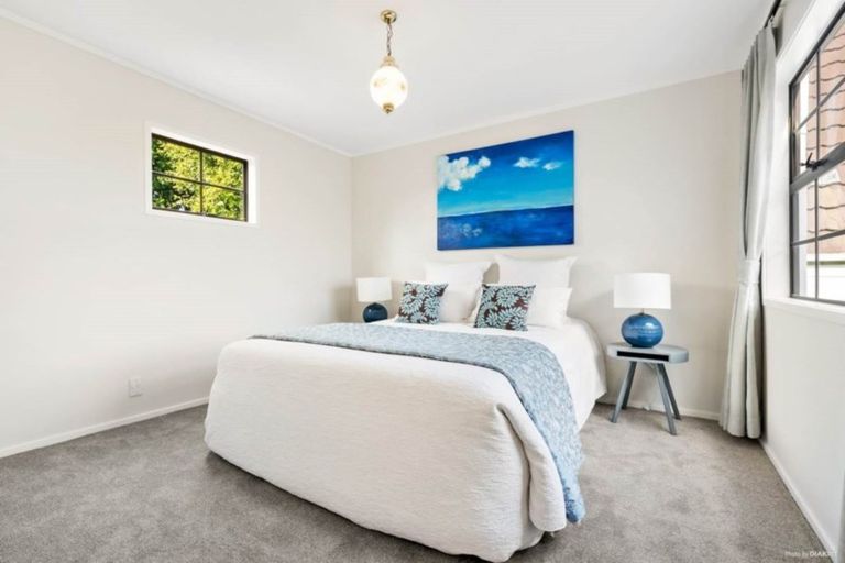 Photo of property in 11 James Evans Drive, Northcote, Auckland, 0627