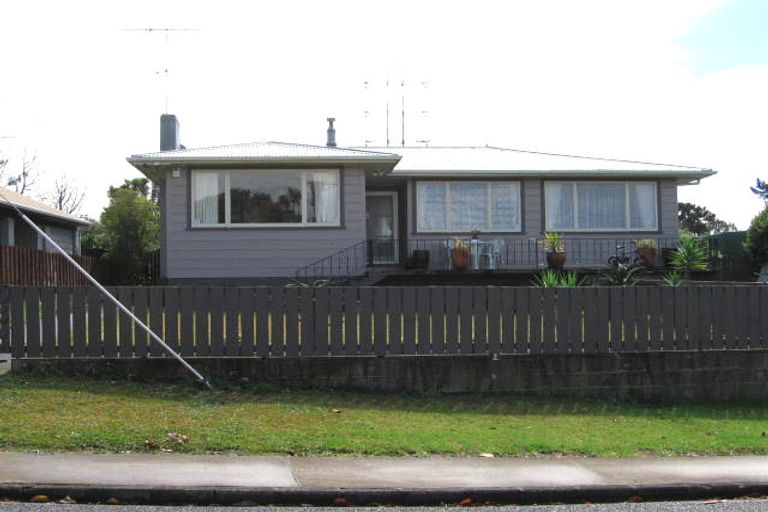 Photo of property in 8 Meadow Crescent, Te Atatu South, Auckland, 0602