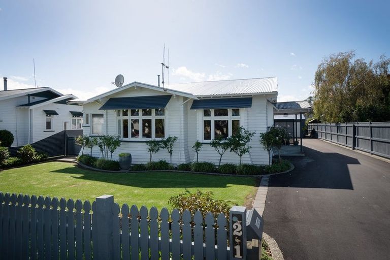 Photo of property in 21 Burns Avenue, Takaro, Palmerston North, 4412