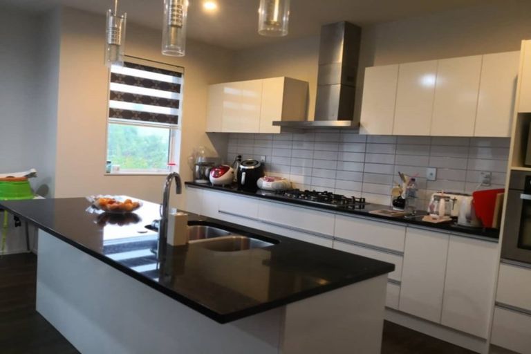 Photo of property in 6b Gossamer Drive, Pakuranga Heights, Auckland, 2010