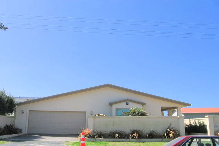 Photo of property in 21 Karewa Parade, Papamoa Beach, Papamoa, 3118