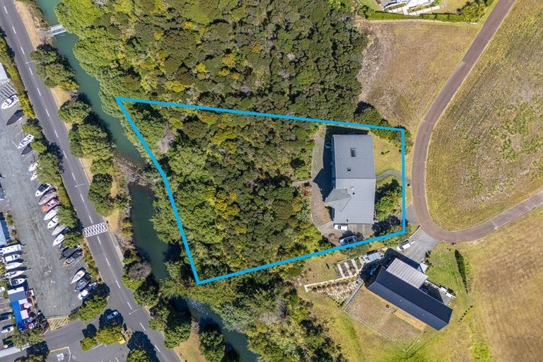 Photo of property in 52 Balboa Drive, Matakatia, Whangaparaoa, 0930